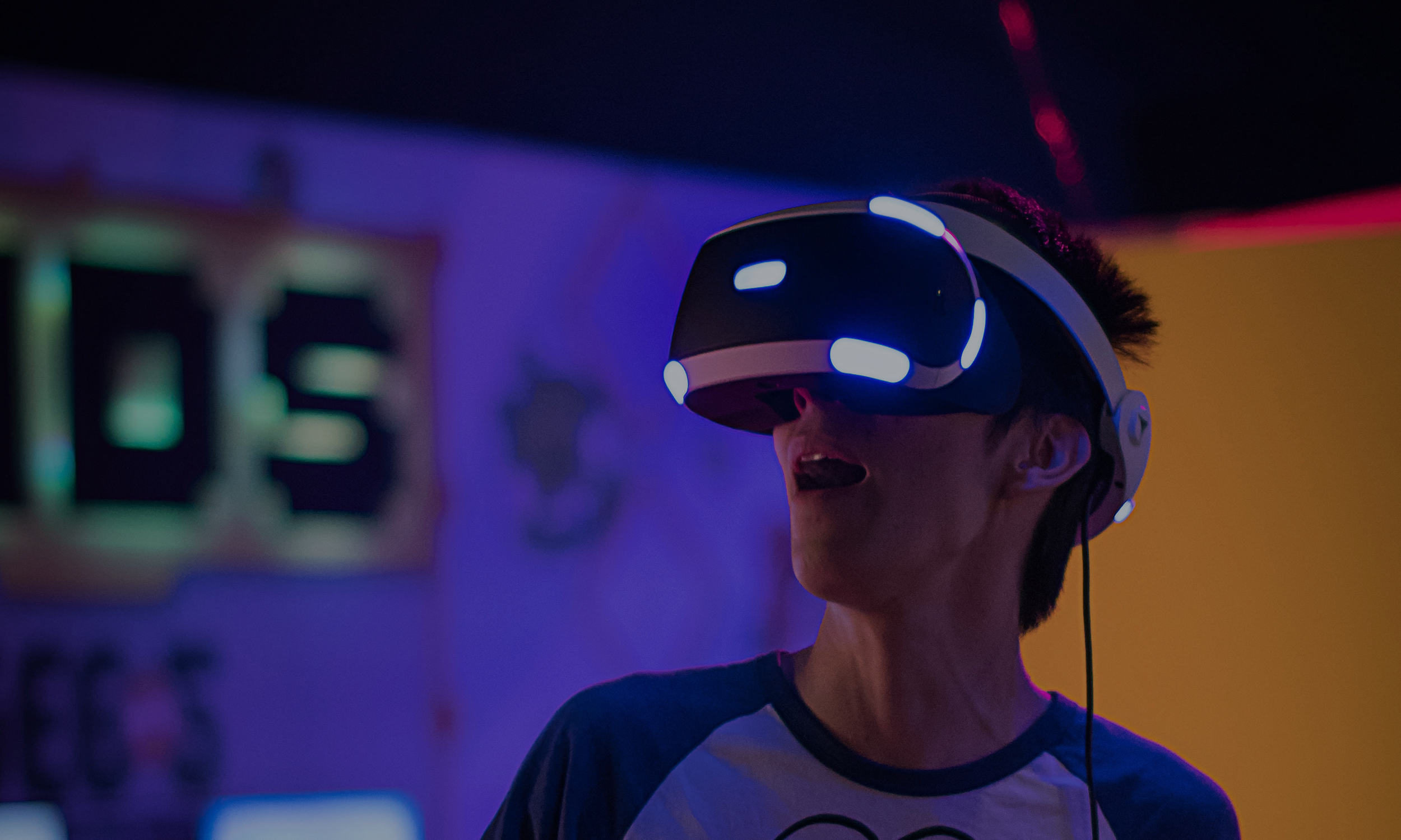 Persona con gafas de realidad virtual